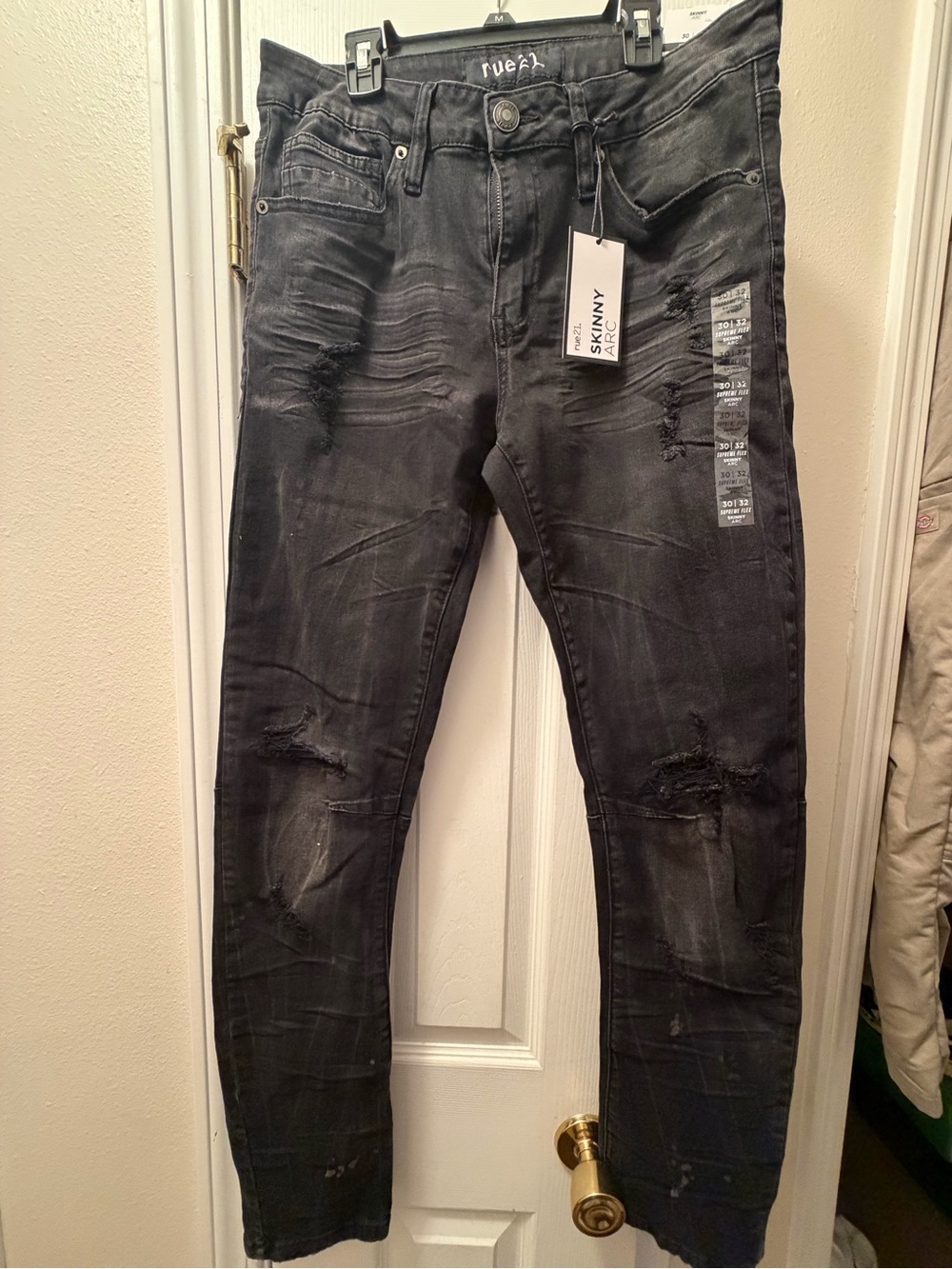 Rue21 Men's Black Distressed Skinny Jeans
